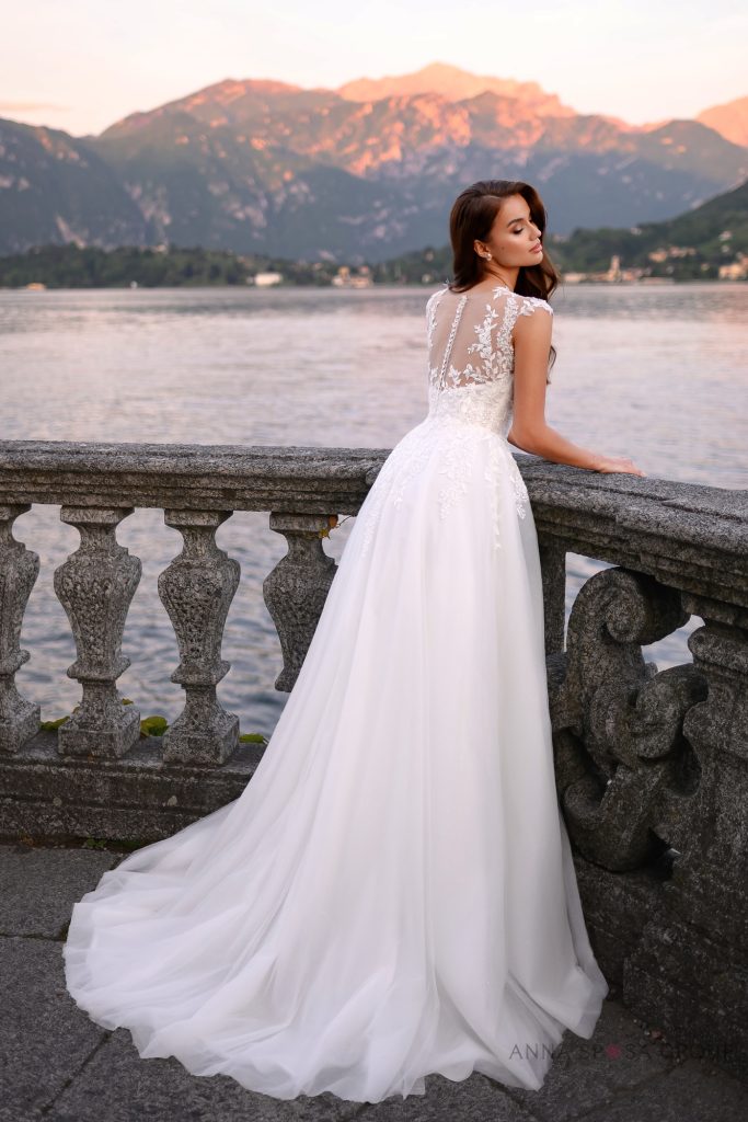 suknia ślubna z zabudowanymi plecami