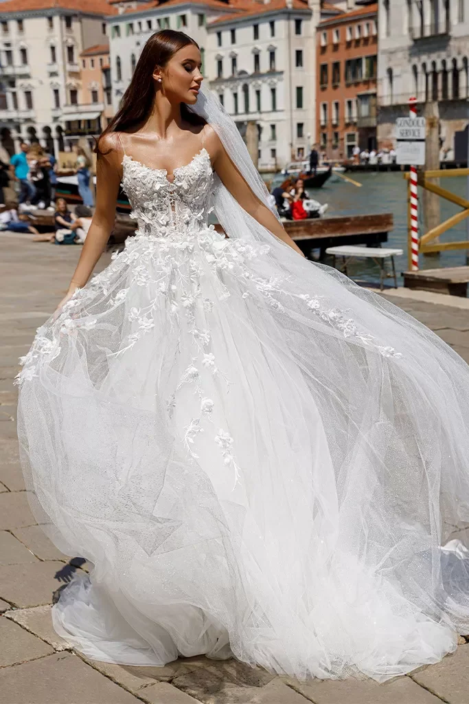 suknia ślubna z aplikacjami